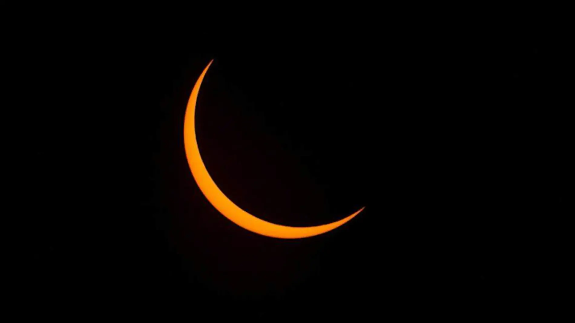 La noche del miércoles y madrugada de este jueves, algunos países del mundo fueron testigos de un eclipse del sol híbrido